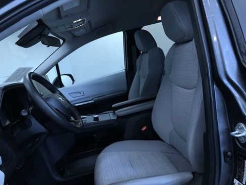 Used 2025 Toyota Sienna LE image 19