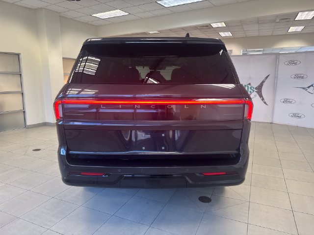 Used 2025 Lincoln Navigator Reserve AWD/4WD image 6
