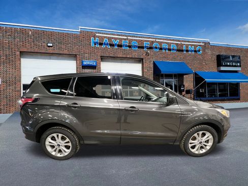Used 2017 Ford Escape SE image 5