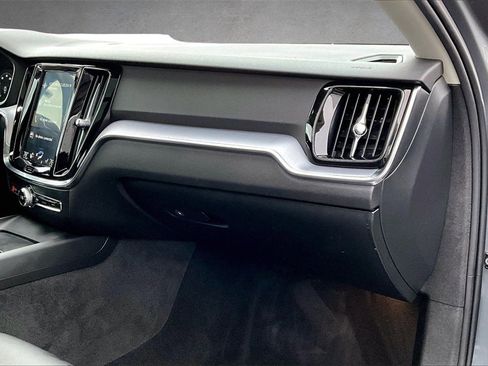 Used 2020 Volvo V60 T5 Cross Country image 25
