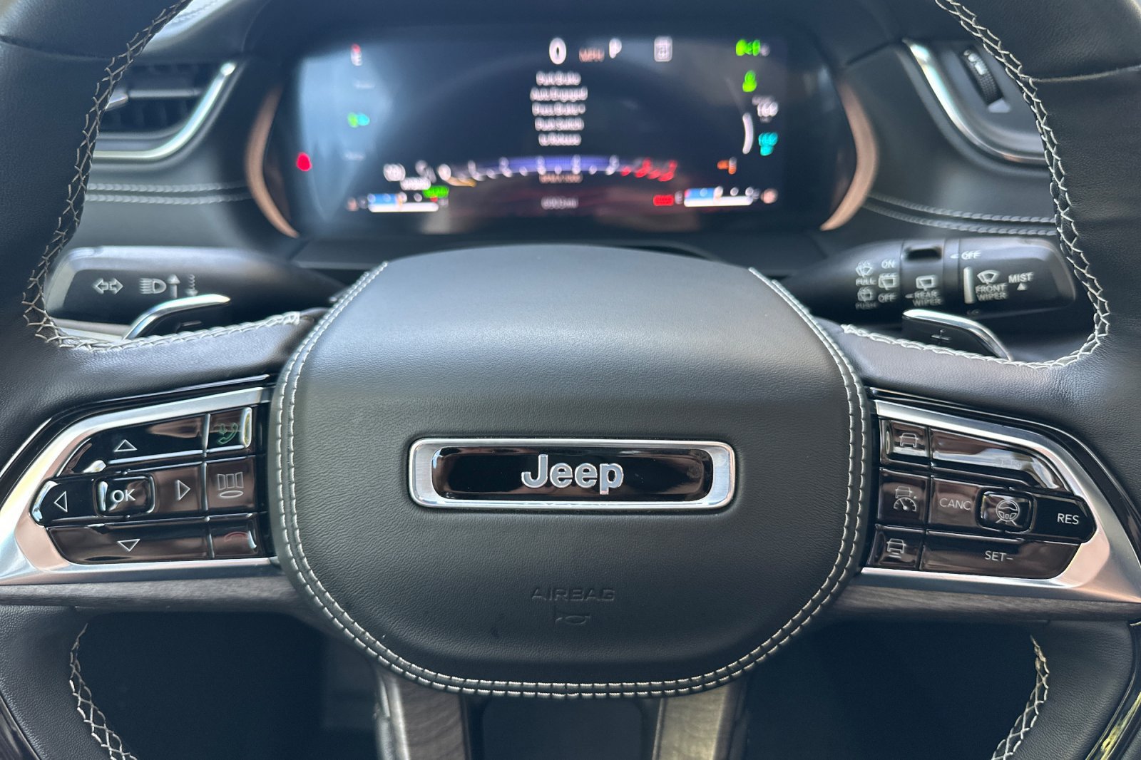 Used 2023 Jeep Grand Cherokee Overland w/ Advanced Protech Group III AWD/4WD image 24