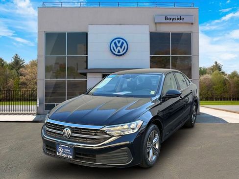 Certified 2023 Volkswagen Jetta SE w/ Panoramic Sunroof Package FWD image 4