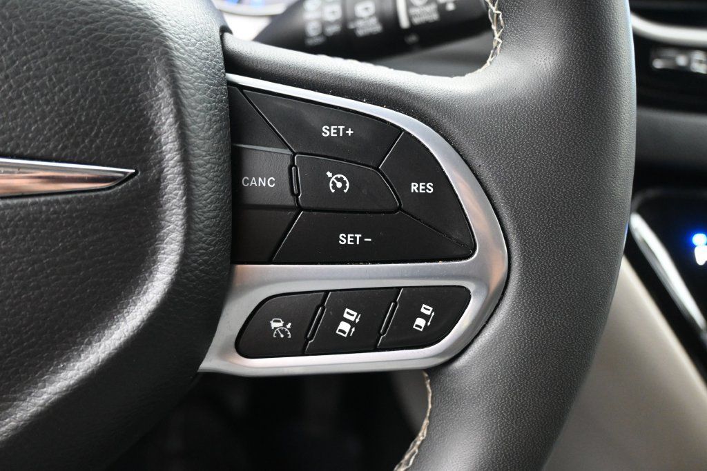 Used 2023 Chrysler Pacifica Touring-L FWD image 16