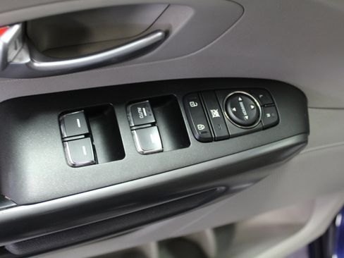 Used 2019 Kia Sedona LX image 19