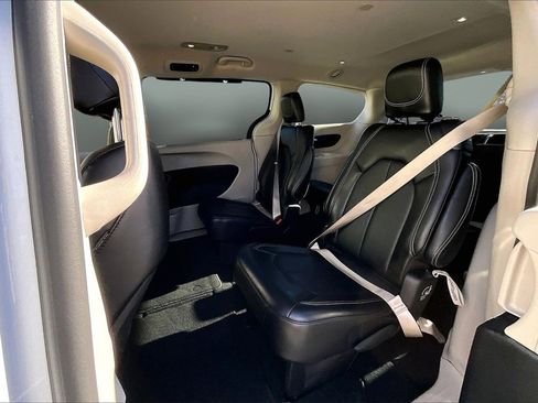 Certified 2024 Chrysler Pacifica Touring-L image 20