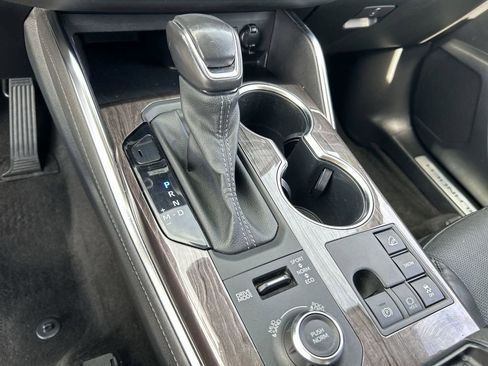 Used 2023 Toyota Highlander Limited image 16