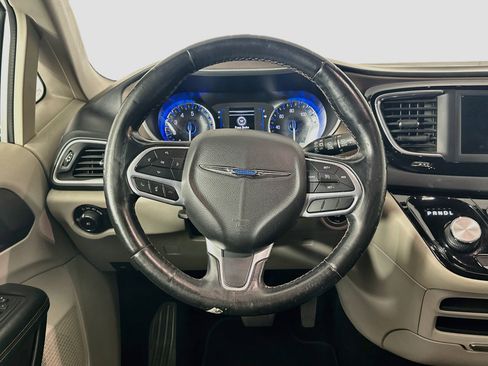 Used 2019 Chrysler Pacifica Touring-L FWD image 18