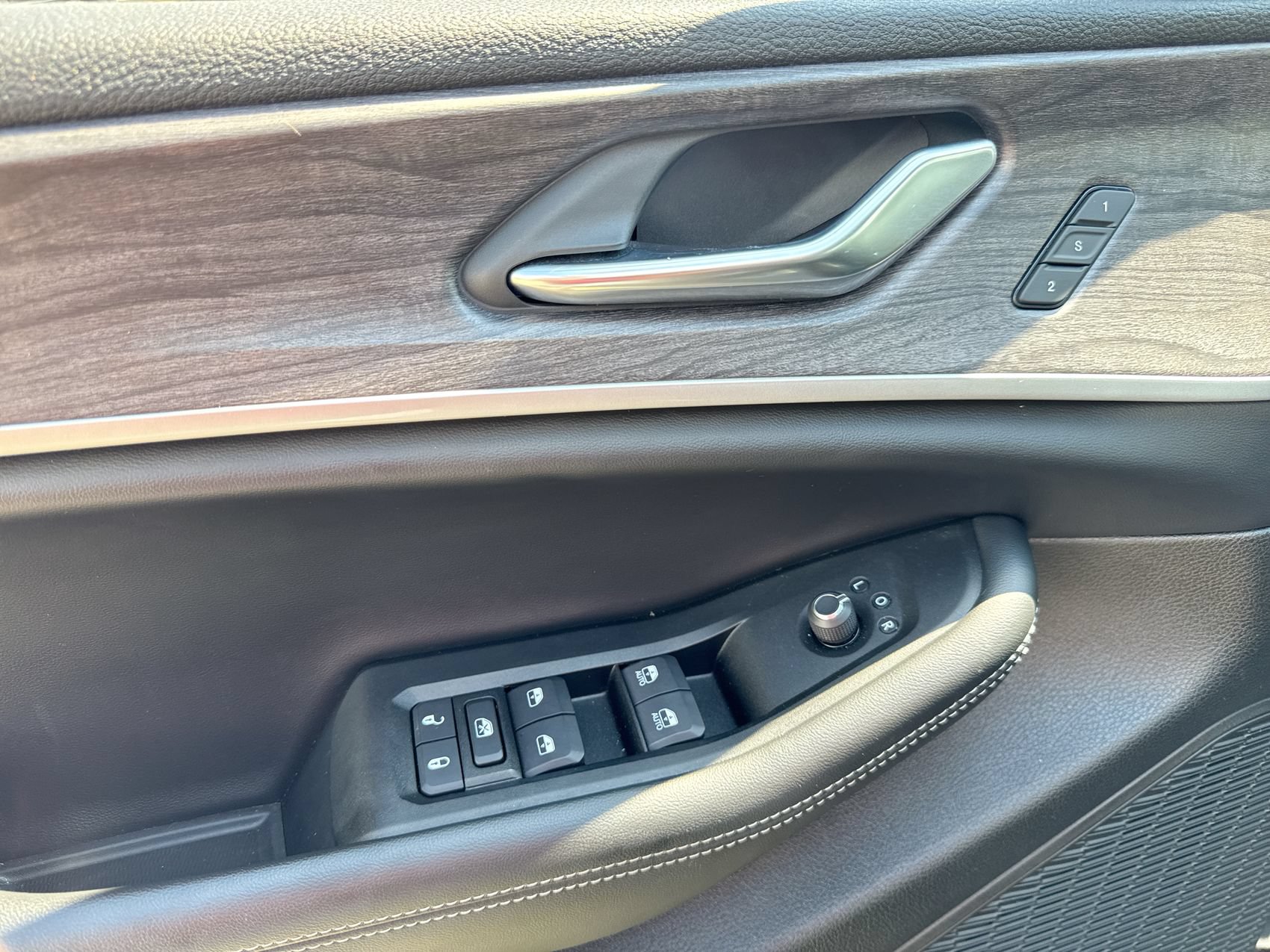 Used 2025 Jeep Grand Cherokee Limited RWD image 13
