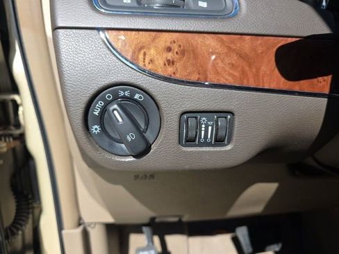 Used 2011 Chrysler Town & Country Limited image 15