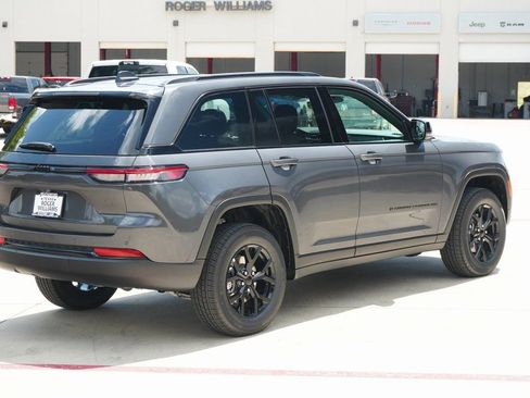 New 2025 Jeep Grand Cherokee Altitude RWD image 4