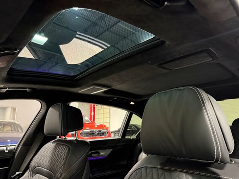 Used 2022 BMW M760i xDrive w/ Luxury Rear Seating Package AWD/4WD image 17