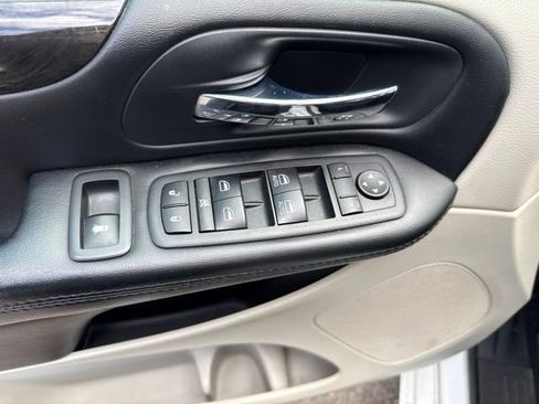 Used 2020 Dodge Grand Caravan SE FWD image 14
