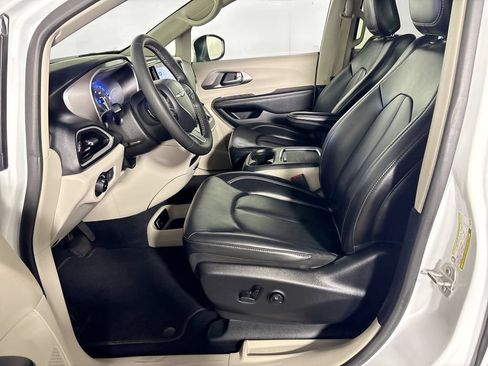 Used 2023 Chrysler Pacifica Touring-L FWD image 11