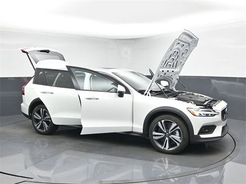 Used 2024 Volvo V60 B5 Cross Country Plus image 53