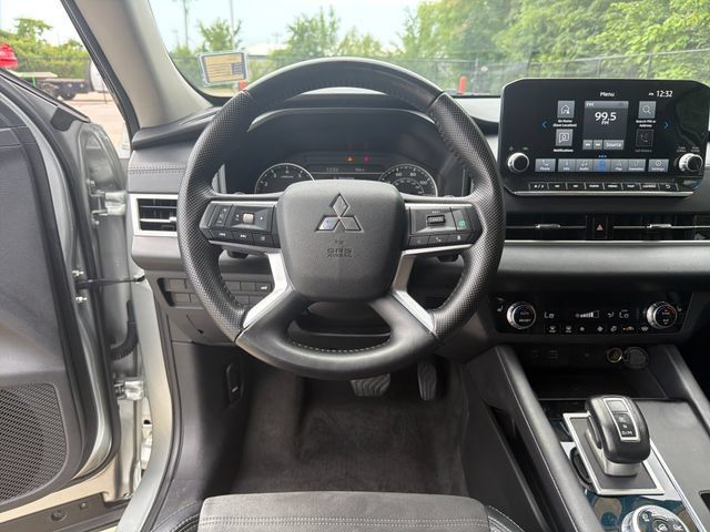 Used 2024 Mitsubishi Outlander SE AWD/4WD image 16
