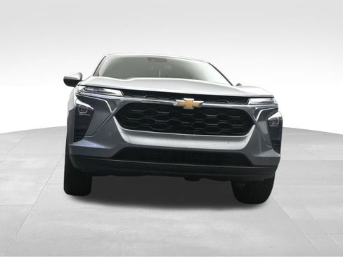Used 2025 Chevrolet Trax LS w/ LS Convenience Package FWD image 17