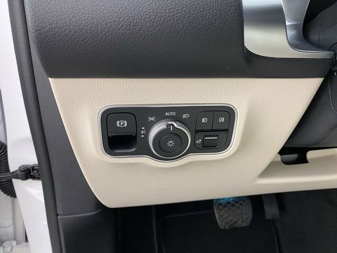 Used 2025 Mercedes-Benz GLB 250 4MATIC image 17