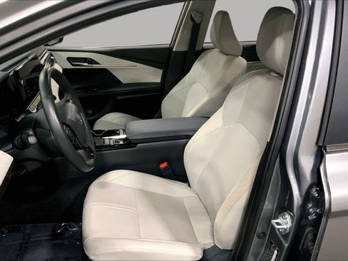 Used 2025 Toyota Camry XLE AWD/4WD image 8