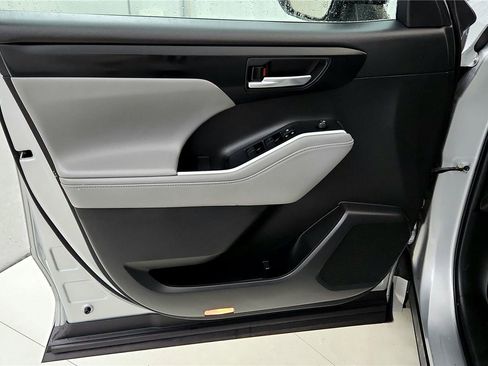 Used 2022 Toyota Highlander XLE image 23