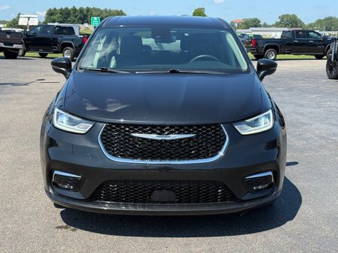 Used 2023 Chrysler Pacifica Touring-L FWD image 3