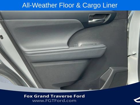 Used 2022 Toyota Highlander XLE AWD/4WD image 34