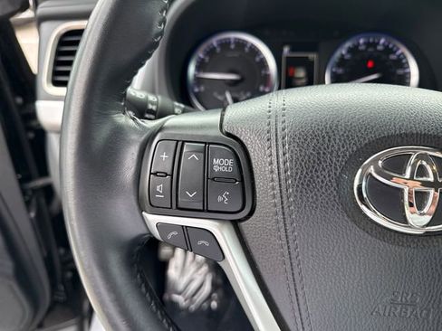Used 2019 Toyota Highlander XLE AWD/4WD image 18