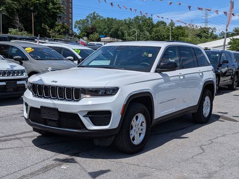 Used 2023 Jeep Grand Cherokee Laredo AWD/4WD image 2