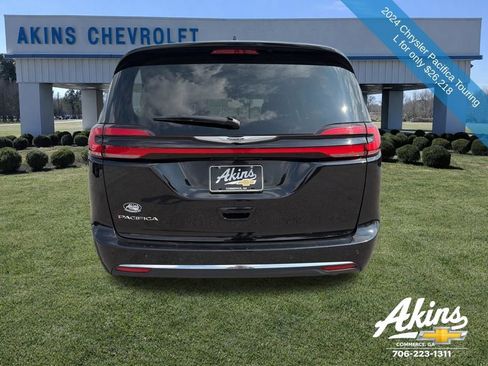 Used 2024 Chrysler Pacifica Touring-L image 6