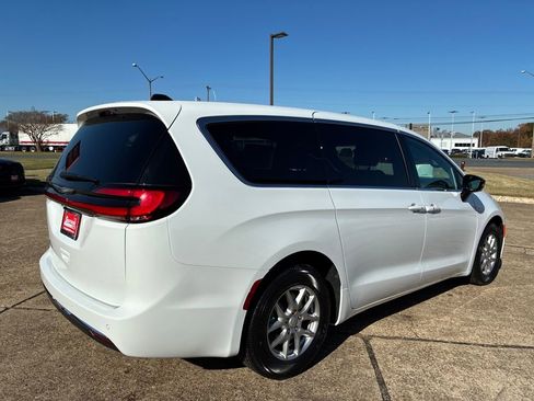 New 2026 Chrysler Pacifica Select image 5