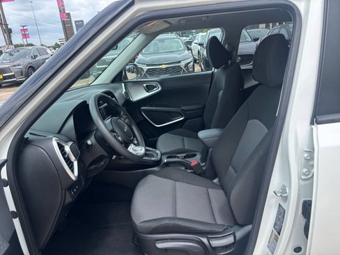 Used 2025 Kia Soul LX w/ LX Technology Package FWD image 24