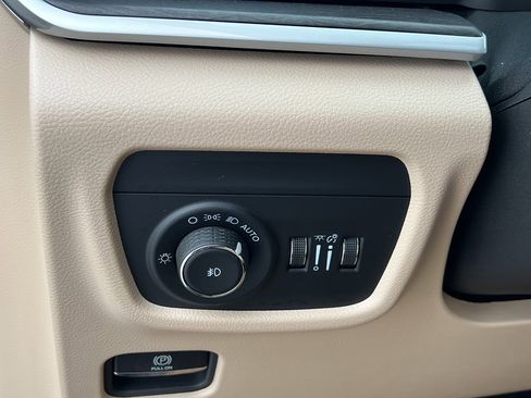 Used 2024 Jeep Grand Cherokee Limited w/ Luxury Tech Group II image 15