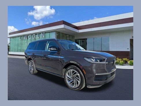 Certified 2025 Lincoln Navigator Reserve image 1