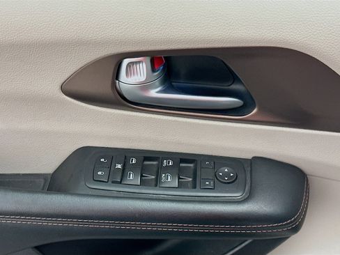 Used 2017 Chrysler Pacifica Touring-L image 15