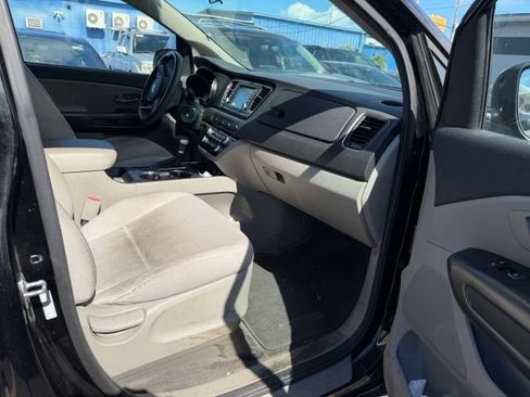 Used 2021 Kia Sedona LX FWD image 17