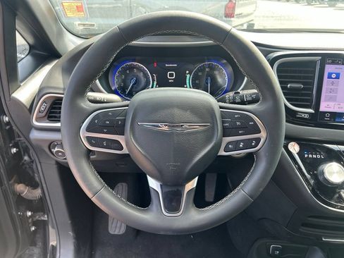 Used 2025 Chrysler Pacifica Select FWD image 18