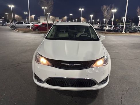 Used 2019 Chrysler Pacifica Touring-L w/ Advanced Safetytec Group image 2