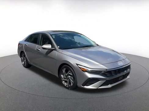 Used 2025 Hyundai Elantra Limited image 3