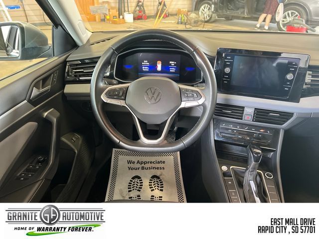 Used 2025 Volkswagen Jetta SE FWD image 22