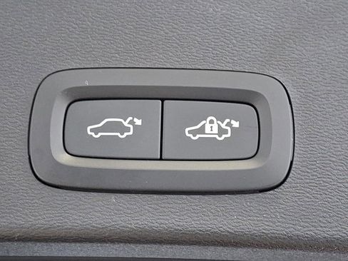 Used 2025 Volvo XC40 B5 Ultra w/ Climate Package image 30