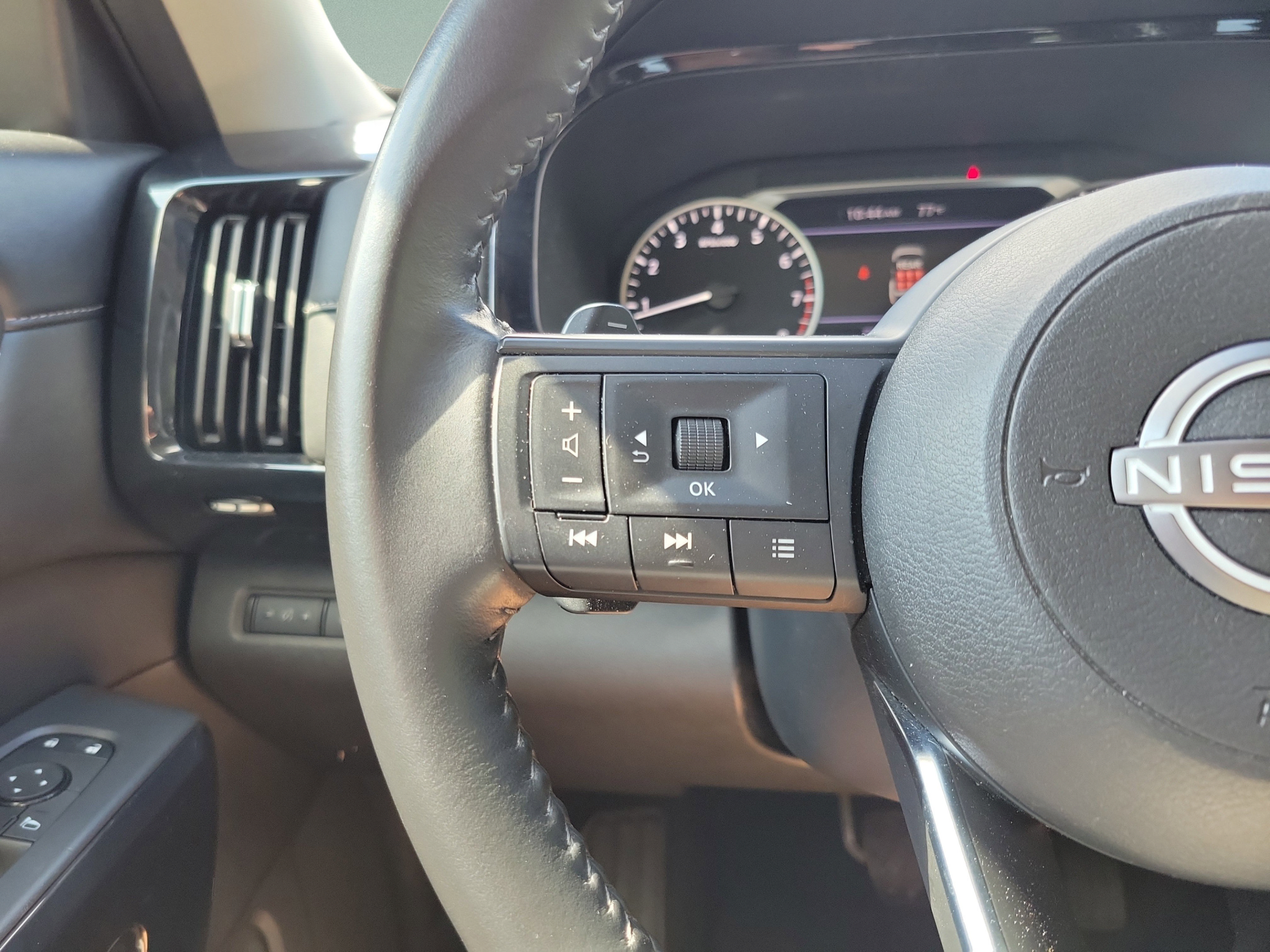 Certified 2024 Nissan Pathfinder SV FWD image 18