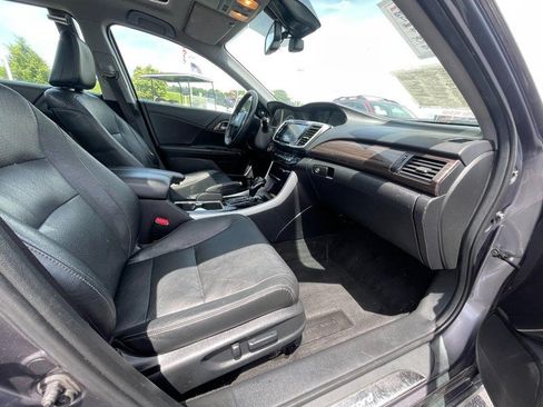 Used 2017 Honda Accord Touring image 9