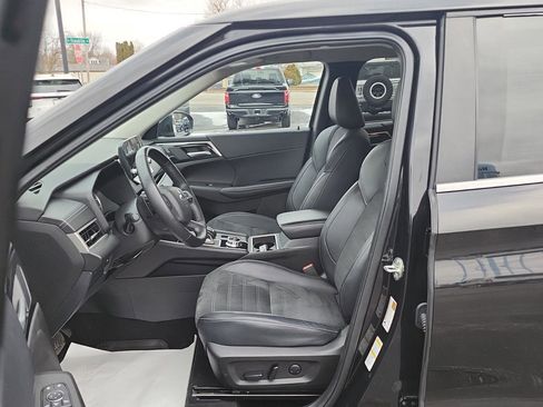 Used 2024 Mitsubishi Outlander SE Black Edition image 3