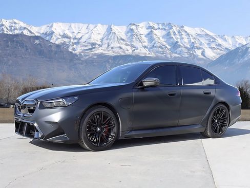 Used 2025 BMW M5 w/ Carbon Package image 2