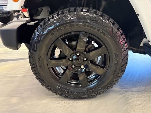 Used 2014 Jeep Wrangler Unlimited Sahara AWD/4WD image 19