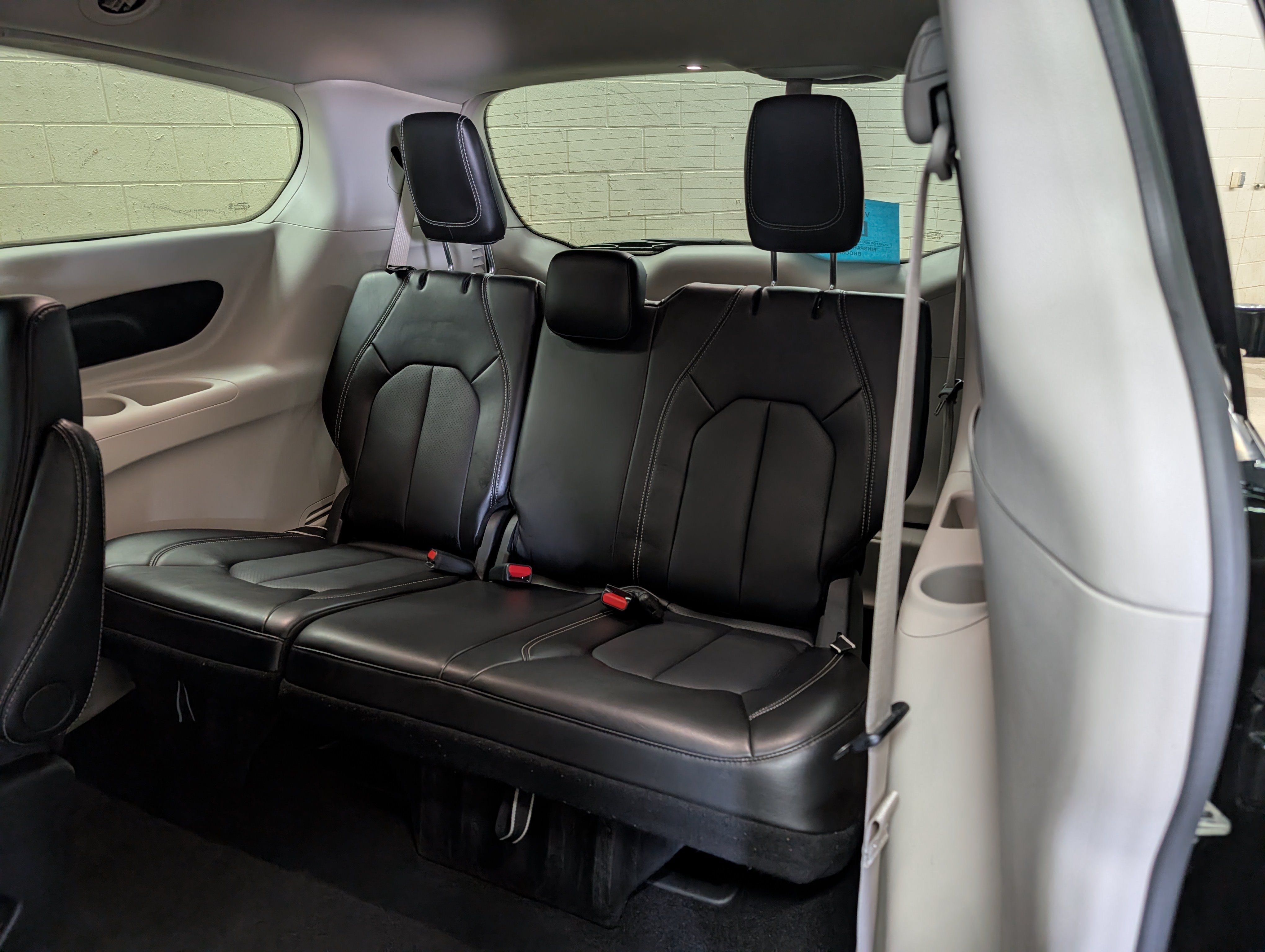 Used 2024 Chrysler Pacifica Touring-L FWD image 9