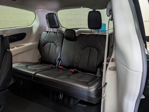 Used 2024 Chrysler Pacifica Touring-L FWD image 9