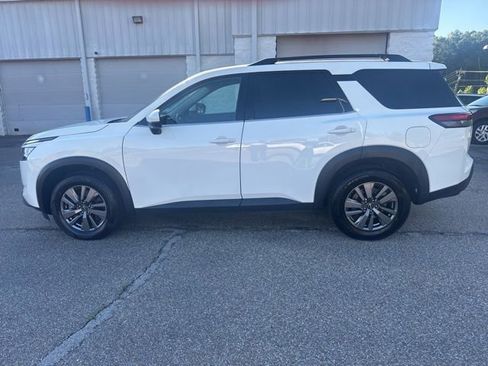 Used 2025 Nissan Pathfinder SV FWD image 5