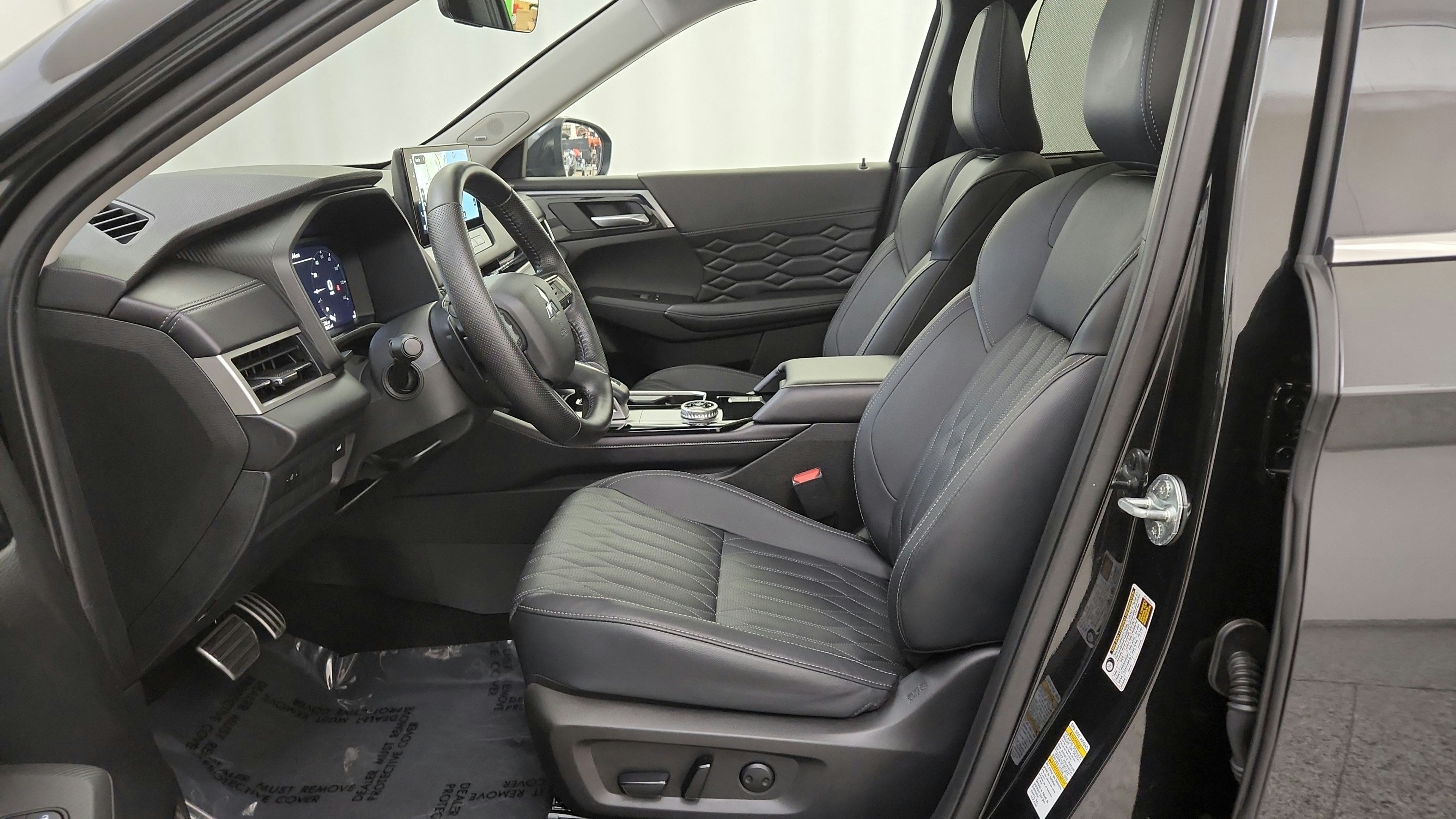 Used 2025 Mitsubishi Outlander AWD image 18