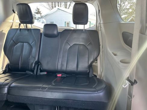 Used 2023 Chrysler Pacifica Touring-L image 37