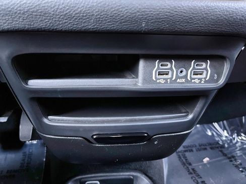 Used 2024 Chrysler Pacifica Limited FWD image 32